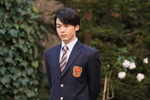 中村倫也のブレザー制服衣装にこだわり「コスプレっぽくない」