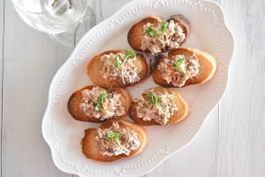 「脱コロナ太り」! おしゃれな宅飲みレシピ・サバの味噌煮缶カナッペ