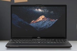 富士通、AMDプロセッサを採用した15.6型ノートPC「LIFEBOOK AH」2機種