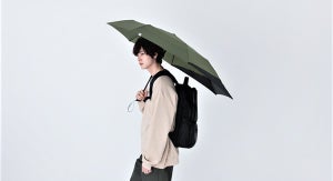 雨でもリュックが濡れない傘が登場! 後ろの骨が伸びる