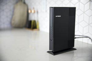 ネットギア、4基のギガビットLANポートを搭載したWi-Fi 6中継機