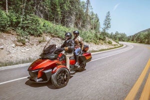 3輪モーターサイクル「Can-Am Spyder RT」がフルモデルチェンジし、発売開始 