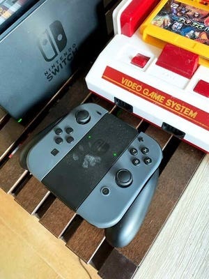 「勝手にSwitchが立ち上がる理由がわかった」 - 犯行現場を押さえた写真にツイッターでは驚きの声「まさに動かぬ証拠」「ニャンてこった」