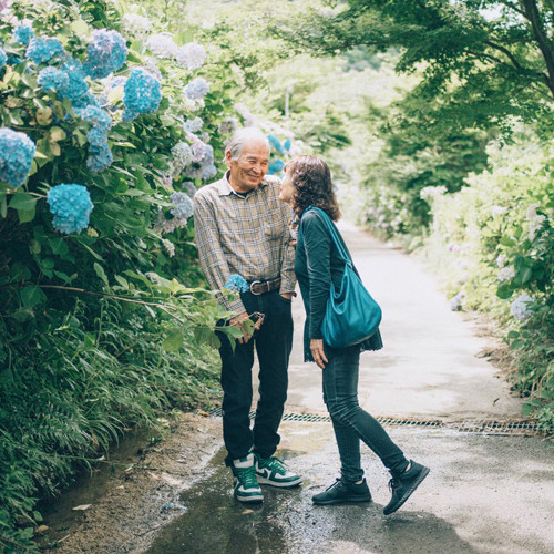 結婚50周年の“ラブラブ夫婦写真”に、「こんなふうになりたい」「オシャレすぎる」とツイッターで反響 - 照れるおじいちゃんの表情にも注目!