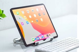 サンワ、角度を無段階で調節できるアルミ製タブレットスタンド