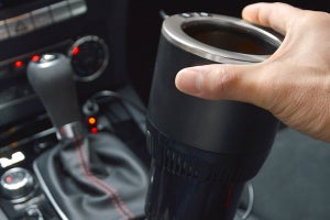 サンコー、車内でドリンクをいつでも冷たく/温かく飲めるホルダー