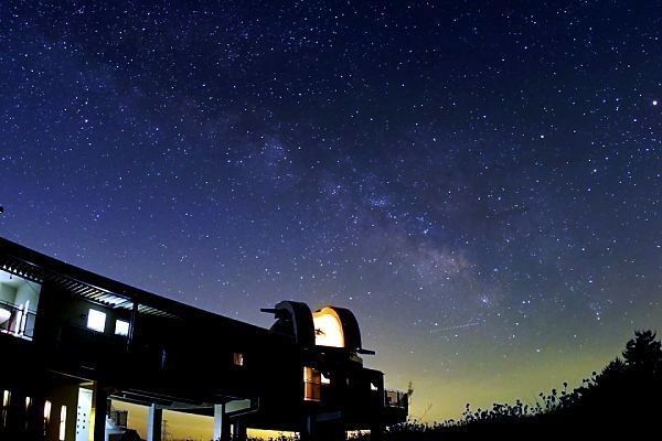 きらめく星空と明るい街灯を両立、パナソニックの「星を守る防犯灯」ってなんだ!?