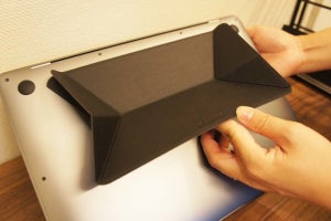 貼り付けタイプで軽い～! ノートPC用「ORIGAMI STAND」が思った以上に有能だった