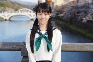 浜辺美波、制服姿を披露『私たちはどうかしている』オフショット