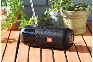 JBL、ワイドFM対応の防水ポータブルBluetoothスピーカー「JBL TUNER2 FM」