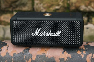 Marshall、360度の全方位再生に対応した防水Bluetoothスピーカー「Emberton」