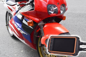 前後撮影に対応する完全防水のバイク用ドライブレコーダー　サンコー