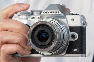 オリンパス、手ぶれ補正の強化と軽量化を図った「OM-D E-M10 Mark IV」