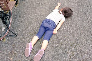 地面にべったり寝そべる女の子……その先にあるものとは? 「良さの塊」「胸がぎゅっとするほどかわいい」「この若さにして」など感動の声