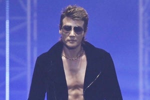 新庄剛志、腹筋バキバキの肉体美を披露! TGCにサプライズ出演