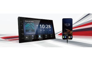 JVC、CarPlayとAndroid Auto両対応の6.8型車載ディスプレイオーディオ