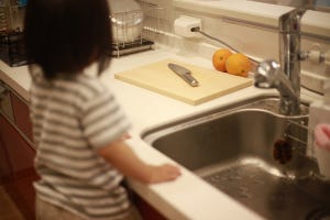 「子どもが包丁を抱きしめて立っていた」「首に輪ゴムが」……“育児において大切なこと”にさまざまな体験談が集まる - 「家事は手抜きで」「とにかく寝る」の声も