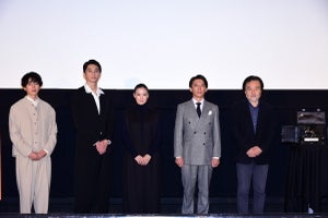 黒沢清監督、ヴェネチア国際映画祭トロフィー前に…蒼井優＆高橋一生を絶賛