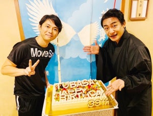 片岡愛之助、今井翼の誕生日を3回お祝い! 2ショットや豪華ケーキが話題