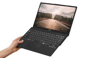 富士通、世界最軽量PCを更新 - 634gの13.3型ノートPCが10月下旬発売へ