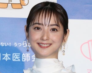 佐々木希、全身白のパンツコーデで美スタイル披露