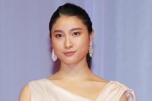 土屋太鳳、ロングドレス姿で魅了! EXILE NAOTOらと東京国際映画祭に登場