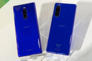 ドコモ版「Xperia 5 II」、直販限定パープルをXperia 1と比べてみた