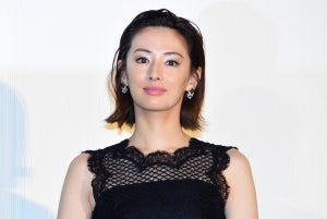 北川景子、肩出しワンピースで産後も抜群スタイル! 久々に観客の前へ