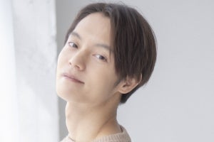 窪田正孝2021年カレンダー発売決定、眼鏡くわえる白ニット姿ほか写真公開