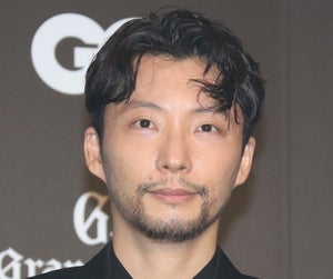 星野源、ひげ姿で表彰式に登場「伸ばし始めたら楽しくなっちゃって…」