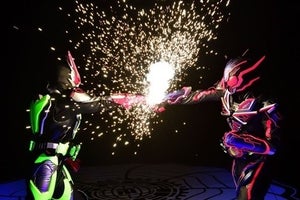 『仮面ライダーゼロワン』映画の場面写真公開、或人とエスが至近距離で睨み合い