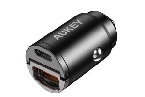 AUKEY、親指サイズのシガーソケット用充電器「Nano Series 30W」