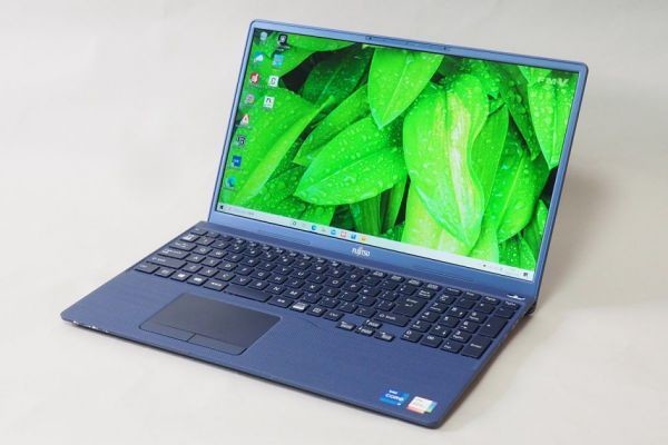 15.6型ノートPC「LIFEBOOK TH」レビュー、専用スタンドで大画面テレビに簡単接続できるリビングスリムノート