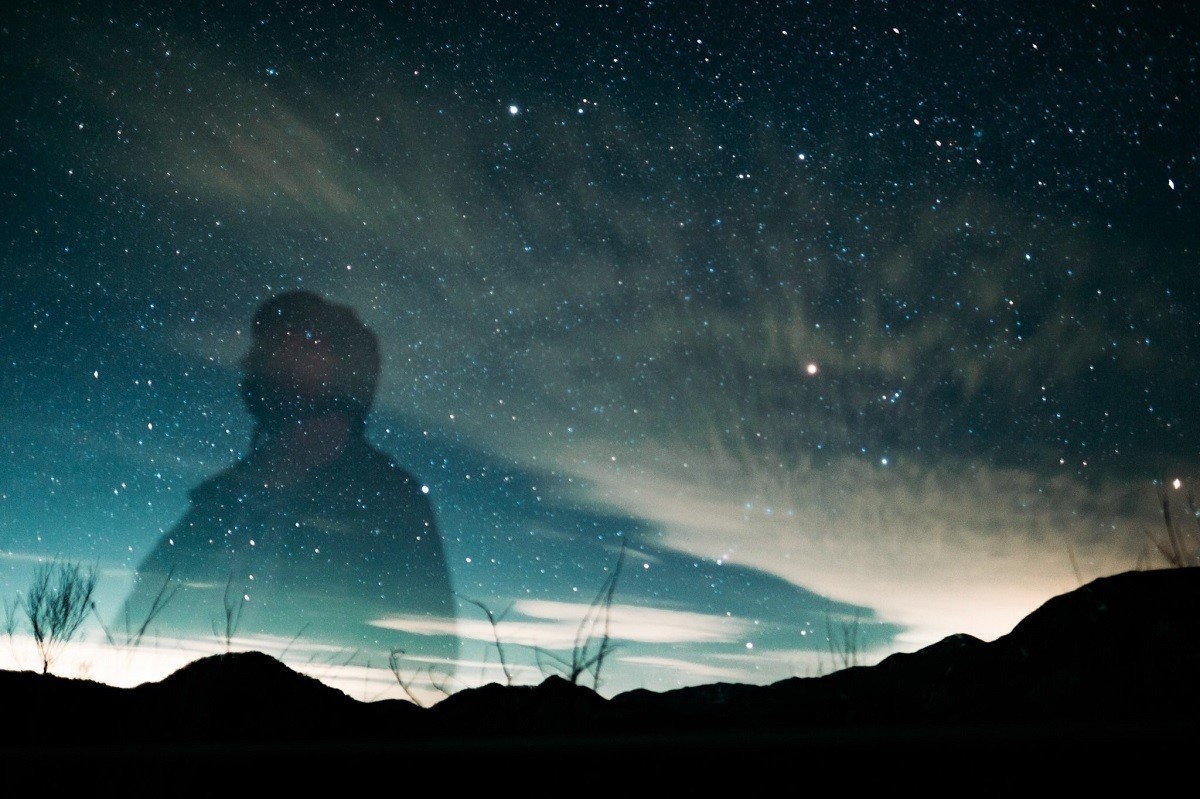 【さよなら…】星空を撮影した美しい写真に、消えゆく人影？その正体にツイッターでは爆笑と賞賛の嵐 - 「無茶しやがって…」「忘れない」と惜別コメントも