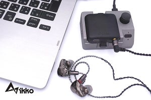 スマホの裏につけて高音質化するポータブルDAC + PC用ドックセット