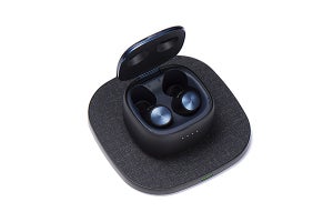 完全ワイヤレス「FALCON2/PRO」用Qi充電器「NEST」一般発売。アップデートも