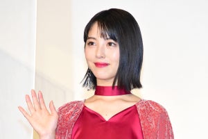 浜辺美波、「炭治郎にも負けない」評価? 実写『約ネバ』は「国内とは思えない」