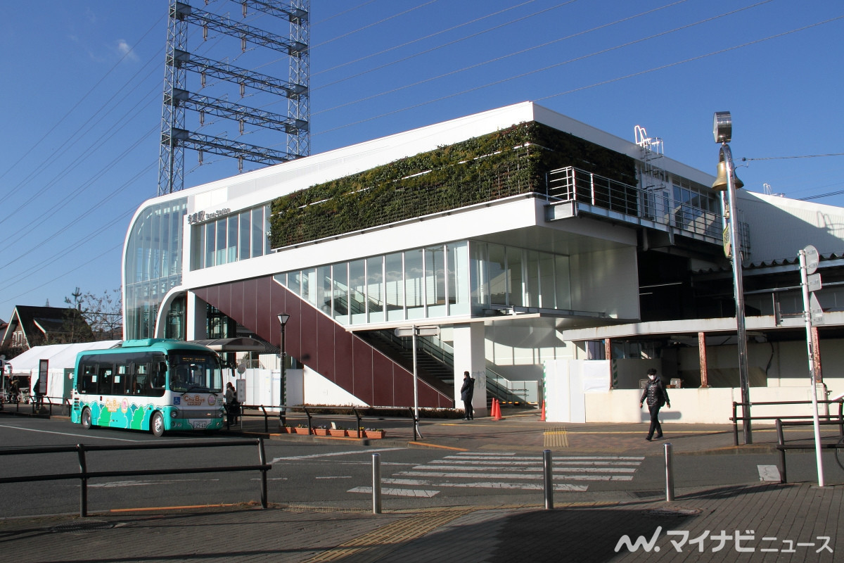 西武多摩川線多磨駅の新駅舎を公開、桜のアートも - 12/23供用開始