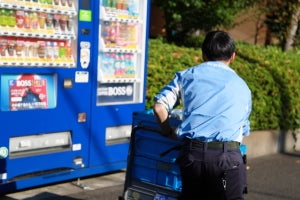 自販機横の箱は"ゴミ箱じゃない" - 自販機補充の仕事に密着してわかったこと