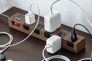 ACアダプターでも隣接するプラグをふさがない！　アイデア光る電源タップ