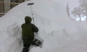 【雪国の日常!?】「車が雪で埋まったから掘り出して帰るわ」のレベルが想像以上! - 「雪かきではなく雪堀り」「もはやかまくら」