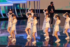 日向坂46、美脚あらわな衣装で「アザトカワイイ」披露 - 紅白リハ