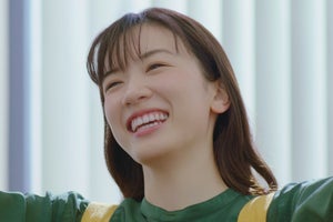 永野芽郁、キラキラ笑顔でスキップ　新CMでお団子ヘアー＆メガネ姿も