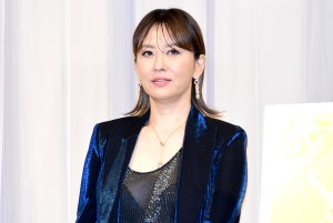 鈴木砂羽、驚きの華やか胸透けシースルー衣装に「新鮮なお餅でございます」