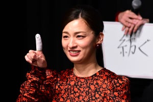 尾野真千子、突き指で登場も包帯に遊び心　綾野剛に「でかくなったなあ!」