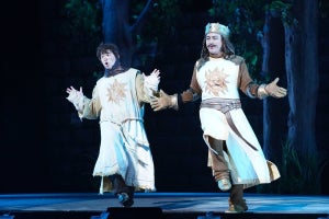 山田孝之、歌って踊る! ミュージカルいじりも満載『モンティ・パイソンのSPAMALOT』