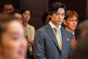 新田真剣佑、ワイルドな青年から鋭い視線の社長へ…演じた10年間の変化が写真に