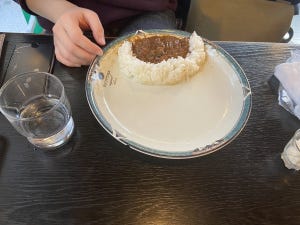 【目から鱗】カレーを食べた後なのにお皿がピカピカ!? 斬新な食べ方に、ツイッターでは「素晴らしい」「プロですね」の声