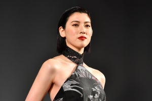 三吉彩花の美背中にうっとり! WEIBO授賞式で抜群のスタイル披露