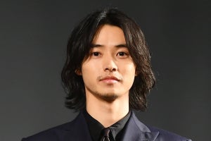 山崎賢人、ヒゲ姿で大人の色気　「面白い作品は国境ない」授賞式で語る